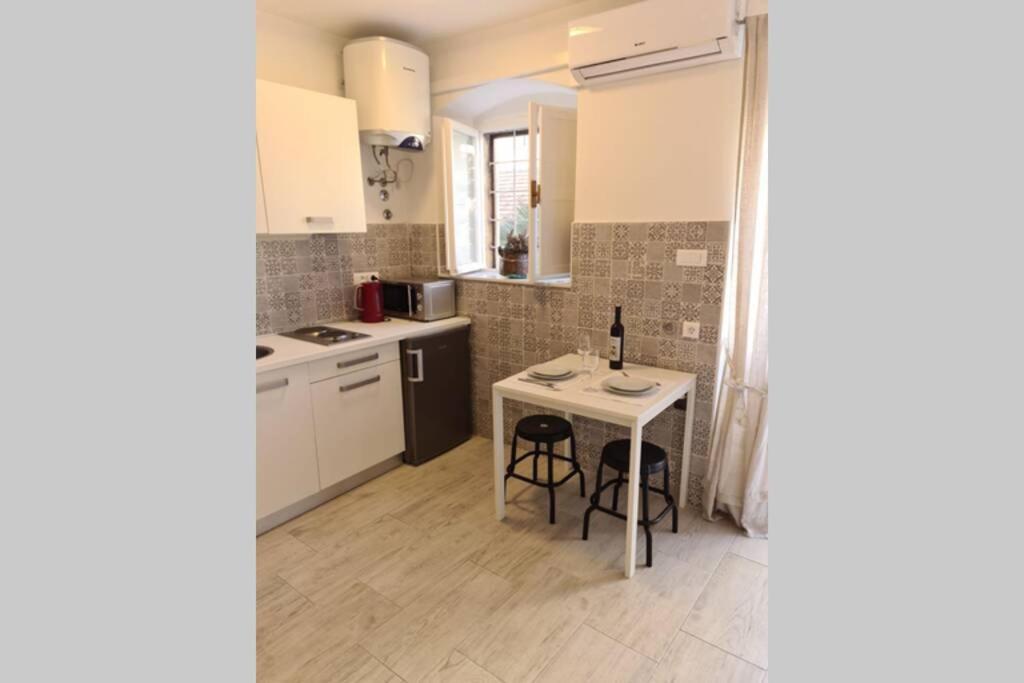 Studio Apartment Marella Vis Eksteriør billede